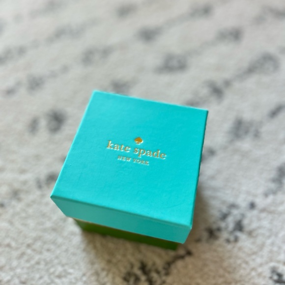 KATE SPADE RIBBON WATCH. Excellent condition. Barely used. Complete with the box - Picture 3 of 12
